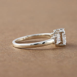 2,50 TCW Princess Cut Lab Grown Diamond Three Stone Setting Anillo de compromiso de platino lujoso Anillo de regalo para mujeres IGI - Product Image 3