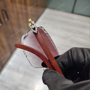 แว่นกันแดดฮิปฮอปกรอบสีแดงเข้มปรับแต่งได้จี้แฟชั่นหรูหรา VVS Moissanite พร้อมจี้ป้องกันแสงสะท้อนสำหรับผู้ชาย - Product Image 2