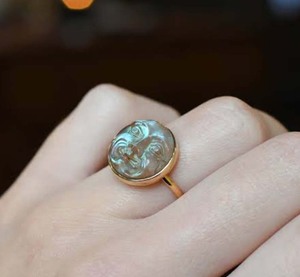 Bague en argent sterling faite à la main pierre de lune arc-en-ciel 10mm ensemble de lunette de forme ronde pour ensemble de bijoux de mode pour cadeau d'anniversaire et elle - Product Image 1