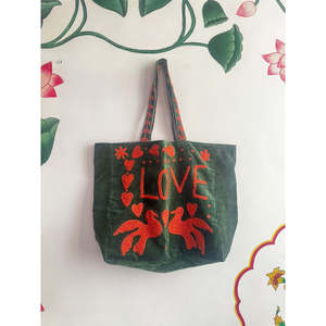 Sac fourre-tout léger en velours vert uni avec motif d'amour brodé, style bohème, ouverture supérieure, idéal pour le shopping toutes saisons - Product Image 2