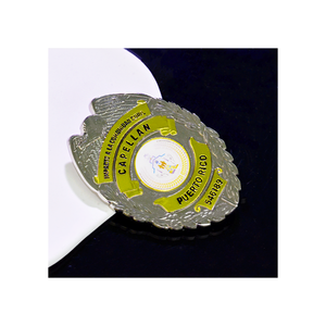 Fabrication de badges de sécurité en métal à deux plaquages couleur or et argent, surface plate ou incurvée, avec gravure, logo personnalisé sur mesure. - Product Image 1