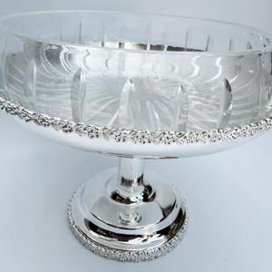 Bol sur pied en verre et métal argenté de qualité supérieure, parfait pour servir des desserts, des bonbons, des collations, des repas en famille et des occasions de célébration - Product Image 3