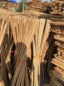 Manche de balai en bois de qualité supérieure résistant à la pression et durable prêt à la torsion pour balais et pelles à poussière avec tête de balai en plastique - Product Image 3