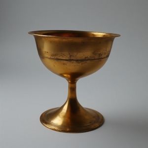 Elegante cáliz de iglesia de tono plateado hecho a mano con superficie martillada que ofrece una presencia religiosa elegante y atemporal - Product Image 6