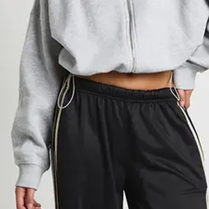 Fournisseur en gros de sweats à capuche pour femmes, couleur unie, fermeture éclair, manches longues, logo personnalisable - Product Image 4