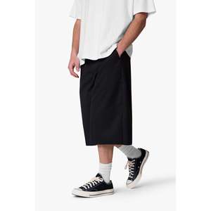 Shorts amples plissés noirs personnalisables avec logo OEM pour hommes, coupe décontractée, en coton et viscose, couleur unie, décontractés, respirants, pour l'été, fournisseur en gros - Product Image 3