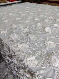 Tissu en filet brodé à la main avec des fleurs 3D pour robes et haute couture - Product Image 3