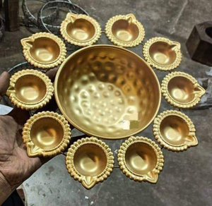 Buen diseño hermoso grabado Diwali latón hecho a mano latón tradicional Kuber profundo/Diya/lámpara de aceite - Product Image 1