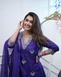 Diwali & Holi Festive Special Perfect Size & Color V Neck 3/4 Manga Patrón Digital Impreso Straight Cut Border Kurti Set - Product Image 2