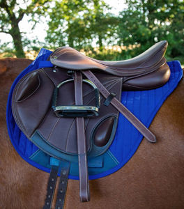 Selle anglaise douce et respirante, construite avec des couches matelassées durables offrant une meilleure circulation de l'air et un soutien équilibré. - Product Image 5