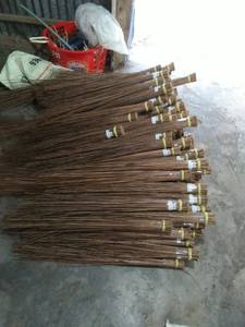 Escoba de Hojas de Coco 100% Natural, Larga y con Superficie Natural, con Cabezal de Madera y Recogedor para Uso en Exteriores y en el Hogar, Empaquetada en Bolsa - Product Image 4