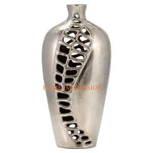 Vases et pots de fleurs en métal faits à la main de décoration de table en aluminium argenté élégant Vase à fleurs de décoration de maison classique en gros - Product Image 1