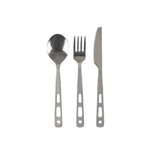 Vente en gros de kit de couverts en acier inoxydable Poignée articulée à trous Jeu de couverts en acier inoxydable plaqué argent best-seller - Product Image 2