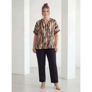 Blusa de Talla Grande con Estampado de Cebra y Cuello Mandarín, Negra - Product Image 5