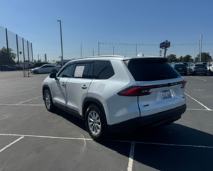 Toyota Highlander XLE 2024 Seminuevo - SUV con Tracción Delantera y Asientos de Cuero - Product Image 4