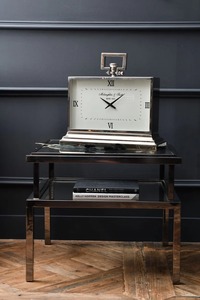 ساعة طاولة مستطيلة الشكل مطلية بالفضة مع أرجل ذهبية، تصميم جديد بأرقام رومانية، مستدامة للاستخدام المنزلي - Product Image 2