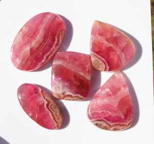 Cabujón de Calcita Rosa Natural de Alta Calidad, Tallado para la Creación de Joyas Elegantes, Energía Suave, Belleza Clásica y Atemporal - Product Image 1