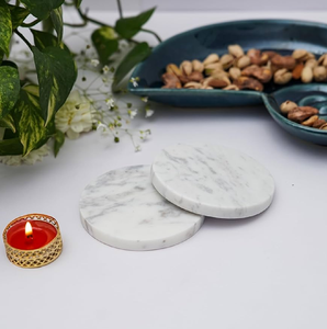 Quatre sous-verres circulaires en marbre blanc avec un motif géométrique élégant en laiton sont disponibles en gros à des prix uniques. - Product Image 5