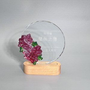 Trofeo de Madera con Cristal B020 - Trofeo de MDF Impreso con UV para Regalos de Ferias Comerciales y Regalos de Bienvenida - Product Image 1