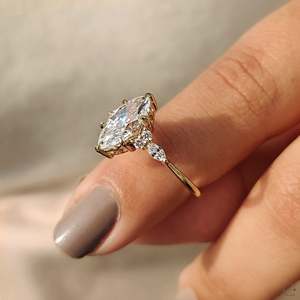 Anillo de compromiso con diamante marquesa en montura Muse - Product Image 6