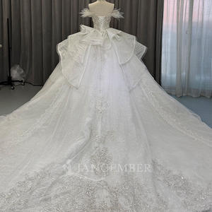 Robe de mariée moderne OY018 en tulle avec traîne chapelle, ornée de fleurs, de cristaux, de paillettes et de perles - Product Image 3