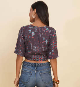 เสื้อเบลาส์ผ้าเรยอนสีเทาพิมพ์ลายดอกไม้คอกลมและแขนสั้นสร้างเรียบง่ายพอดีในขนาด S M สำหรับสวมใส่ในชีวิตประจำวันได้ง่าย - Product Image 2