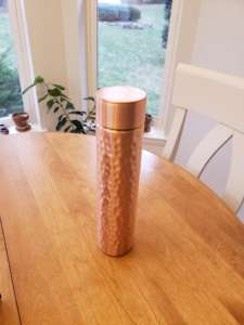 Botella de Agua Ecológica de Cobre Martillado a Mano con Tapa - Diseño Moderno, Calidad Premium y Elegante - Product Image 5