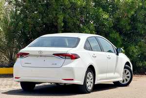 Toyota Híbrido Sedán Blanco 2021 Usado, Tracción Delantera, Volante a la Izquierda, Faros LED, R16 para Exportación - Product Image 4