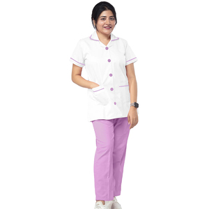 Oferta al por mayor de uniforme de médico/enfermera para mujer, nuevo diseño personalizado, cierre de botón, detalles de contraste, exfoliante de tela duradero de dos bolsillos - Product Image 1