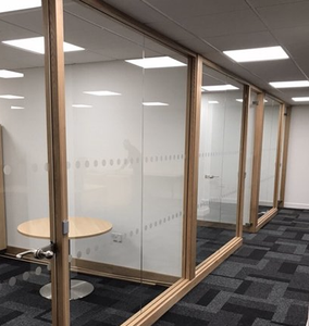 Mamparas de Privacidad de Vidrio con Estructura de Madera - Product Image 2