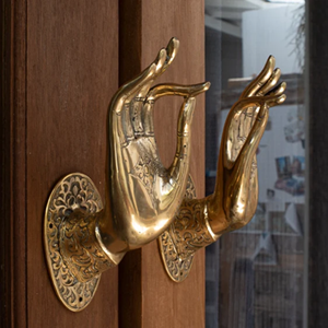 Par de tiradores de puerta de mano de bendición de latón adornado-Herrajes decorativos para puertas de entrada con intrincados detalles de dedos de Palma - Product Image 1