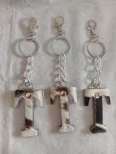 พวงกุญแจตัวอักษร ABC ขนเฟอร์เทียมสุดฮิต สำหรับผู้หญิง ตัวอักษร A-Z ใช้ตกแต่งกระเป๋าถือ สไตล์เท่ๆ สำหรับกิจกรรมกลางแจ้ง ปรับแต่งได้ - Product Image 3