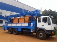 Machine de forage de puits d'eau rotatifs de haute qualité DTH Cum camion d'homme de profondeur de forage rotatif de 300 mètres pour la meilleure vente