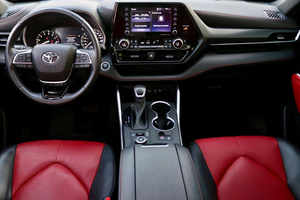 Toyota Highlander XLE SUV 2024 Usado, Volante a la Izquierda, Asientos de Cuero, Diésel, Tracción Total, Control de Crucero Adaptativo, Neumáticos R18, 5 Plazas, Automático, Techo Panorámico - Product Image 3