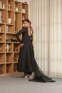 ชุดผ้าจอร์เจียสีดำสุดทึ่งที่มีคอเสื้อแฟนซีประดับด้วยกระจกเต็มตัวแขนยาวและมีสีสันมากมาย - Product Image 2