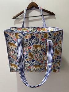 Bolsa de Mano Grande de Algodón Hecha a Mano, Acolchada en Turquesa con Bordado Rojo, Cierre de Cremallera, Moderna para Uso Diario y Viajes - Product Image 5