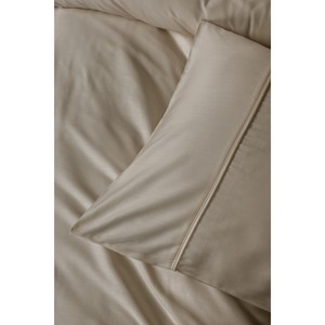 Parure de lit double en satin de coton soyeux, motif uni beige, tissée et lavée pour un confort optimal à la maison - Product Image 2