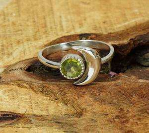 Anillo de Peridoto Verde Hecho a Mano, Anillo de Luna de Plata de Ley 925, Joyería con Piedras Preciosas, Elegante Regalo para Mujer - Product Image 1