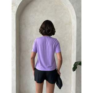 Camisetas Lila para Mujer Topshow con Detalle de Cadena Adornada, Venta al Por Mayor - Product Image 1