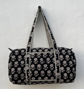 Sac de voyage en coton matelassé floral noir de luxe fait à la main Grande capacité Durable Sac de sport de voyage pour le week-end - Product Image 1