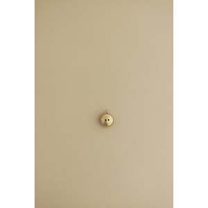 Colgante y Amuleto Redondo Vintage con Diamantes Abombados, Diseño Retro Elegante - Product Image 3