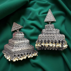 Jhumkas oxidadas de triple paso con perlas colgantes Estructura de tres niveles Estilo antiguo Plata oxidada, ocasiones nupciales y culturales - Product Image 4