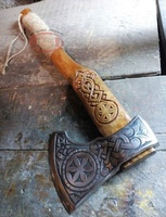 Hache de combat Viking forgée à la main Tomahawk en acier damas gravé à l'acide avec gaine en cuir et poignée gravée à la main