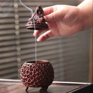 Boîte à encens en bois avec sculpture géométrique conçue pour brûler la résine de bakhoor et contenir les accessoires d'encens dans un compartiment séparé - Product Image 1