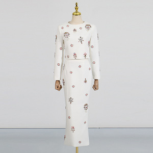 Nuovo ed elegante completo due pezzi 2025: <span class=keywords><strong>top</strong></span> girocollo con strass <span class=keywords><strong>e</strong></span> <span class=keywords><strong>gonna</strong></span> <span class=keywords><strong>lunga</strong></span> <span class=keywords><strong>a</strong></span> <span class=keywords><strong>vita</strong></span> <span class=keywords><strong>alta</strong></span>. - Product Image 4