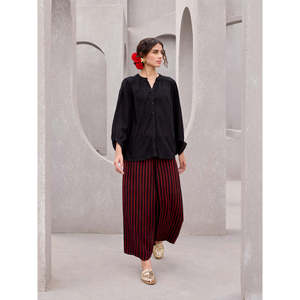 เสื้อเชิ้ตผ้าถักโมดัลสีดำล้วนสำหรับผู้หญิงพร้อมงานปัก - Product Image 3