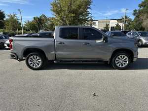 รถเชฟโรเลต ซิลเวอราโด 1500 คัสตอม ครูว์แค็บ ปี 2023 สีเงิน สภาพดี มือสอง ขับเคลื่อนล้อหลัง เกียร์อัตโนมัติ เบาะหนังสีเข้ม ขนาด R18 พร้อมระบบนำทางและสตาร์ทเครื่องยนต์ระยะไกล - Product Image 2