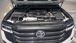 LC300 GXR 3.3D 2024, conduite à droite, blanc, sièges en cuir, intérieur foncé, modèle conduite à droite - Product Image 3