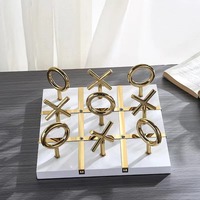Jeu de Tic-Tac-Toe de Luxe Écologique en Fer Durable Fait Main, Jeu de Société Décoratif Moderne avec Pièces XOXO Dorées pour Décoration Intérieure et Table Basse