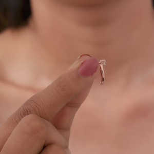 Pendientes de Diamantes con Filigrana de Hojas en Oro Rosa que Ofrecen una Arte Floral Elegante para un Uso Diario con Estilo - Product Image 5